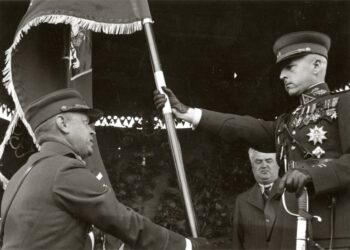 Generolas Stasys Raštikis su Lietuvos kariuomenės vėliava per iškilmes 1939 metais