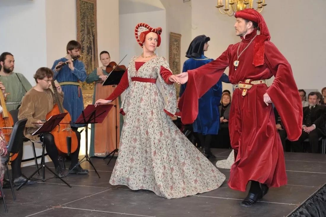 Istorinio šokio atlikėjai ir muzikantai Valdovų rūmuose