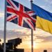 Jungtinės Karalystės ir Ukrainos vėliavos, kariai, dronas ir oro gynybos įranga