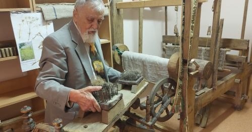 Vytautas Liudas Dailidka su savo įkurto muziejaus „Atmintis“ eksponatais