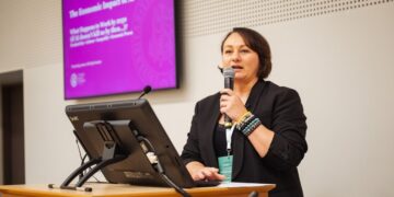 VDU docentė dr. Eglė Stonkutė skaito pranešimą apie dirbtinio intelekto ekonominį poveikį