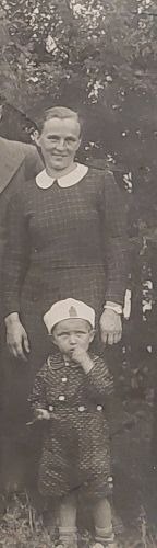 Emilija Dailidkienė su mažuoju Vytautu Liudu Pelesoje 1939 m.