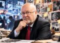 Prof. dr. Gediminas Navaitis sąmokslo teorijas simbolizuojančiame koliaže