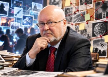 Prof. dr. Gediminas Navaitis sąmokslo teorijas simbolizuojančiame koliaže