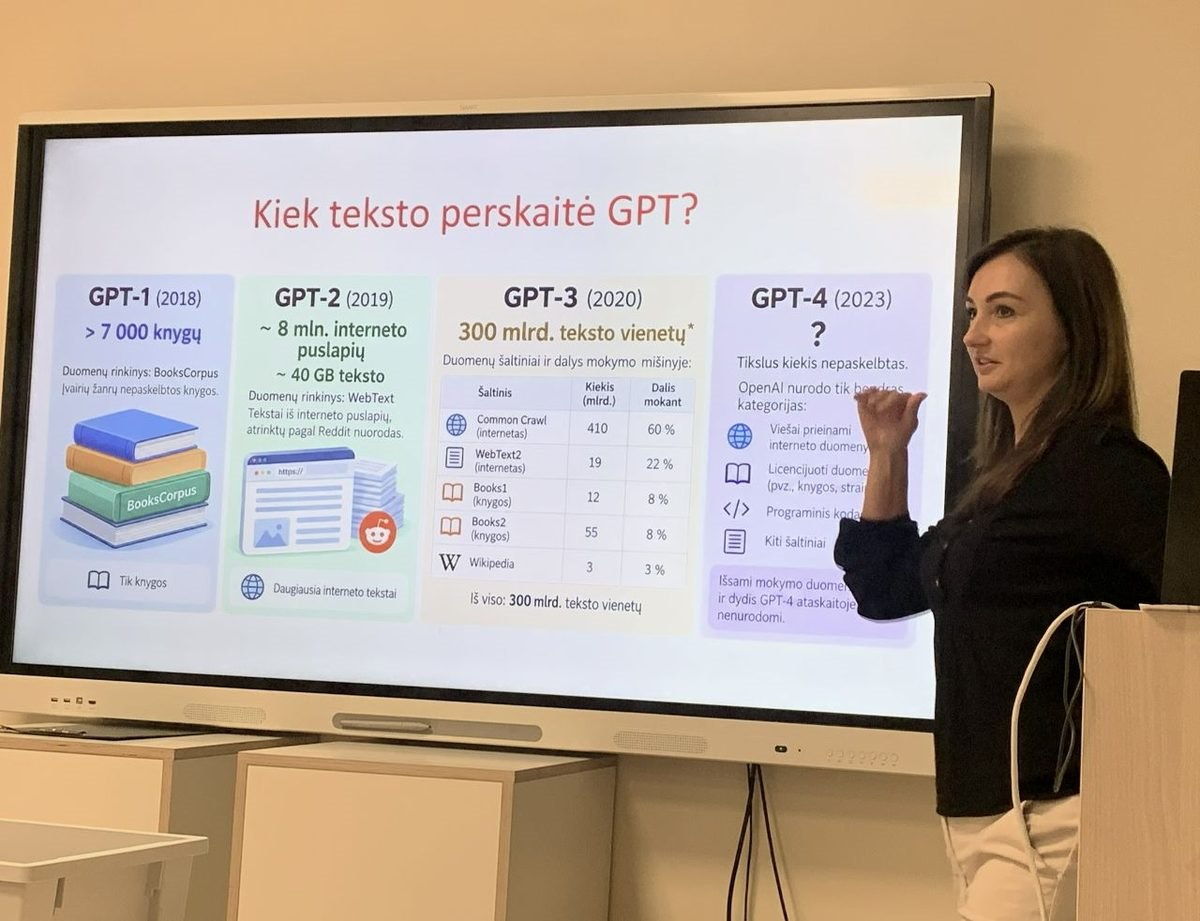 Dr. Gražina Korvel prie ekrano su kalbos modelių pristatymo skaidre