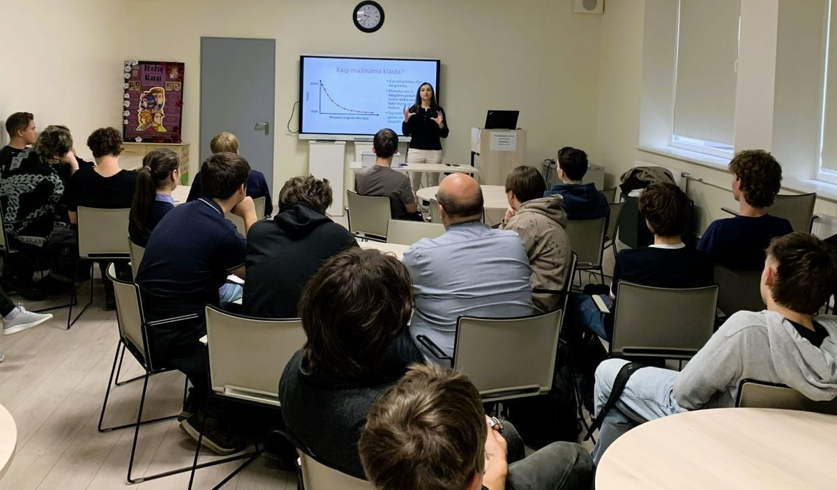 Dr. Gražina Korvel skaito paskaitą Vilniaus „Vyčio“ gimnazijos mokiniams