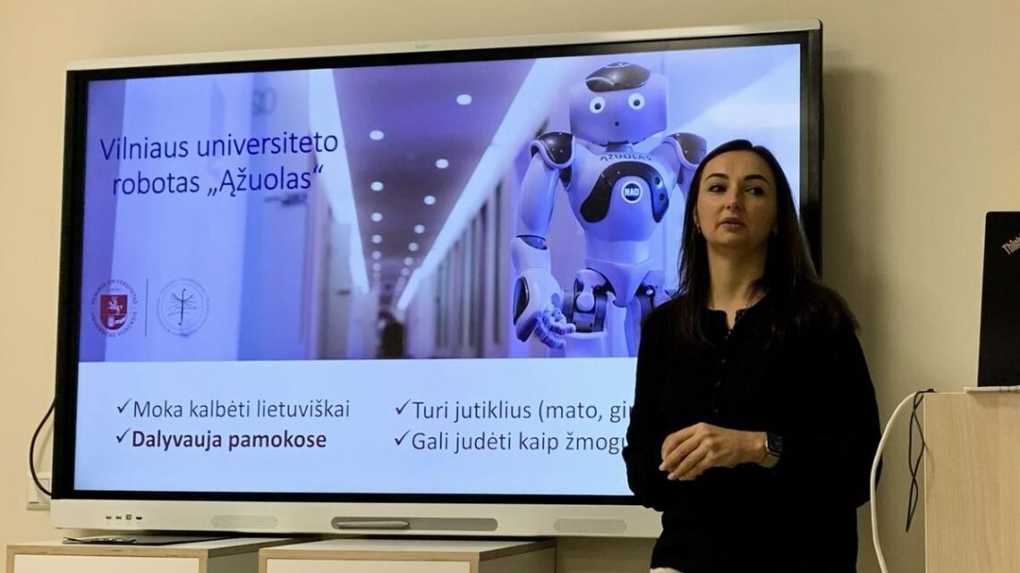 Dr. Gražina Korvel prie ekrano, kuriame pristatomas Vilniaus universiteto robotas „Ąžuolas“