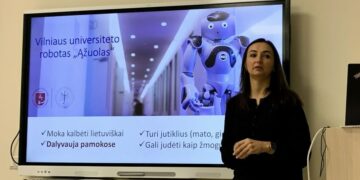 Dr. Gražina Korvel prie ekrano, kuriame pristatomas Vilniaus universiteto robotas „Ąžuolas“