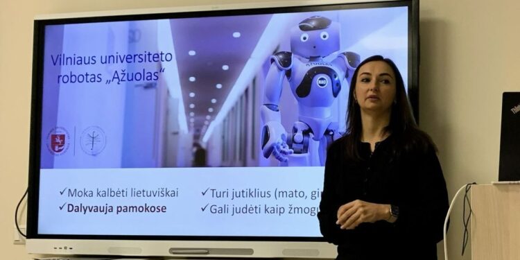 Dr. Gražina Korvel prie ekrano, kuriame pristatomas Vilniaus universiteto robotas „Ąžuolas“