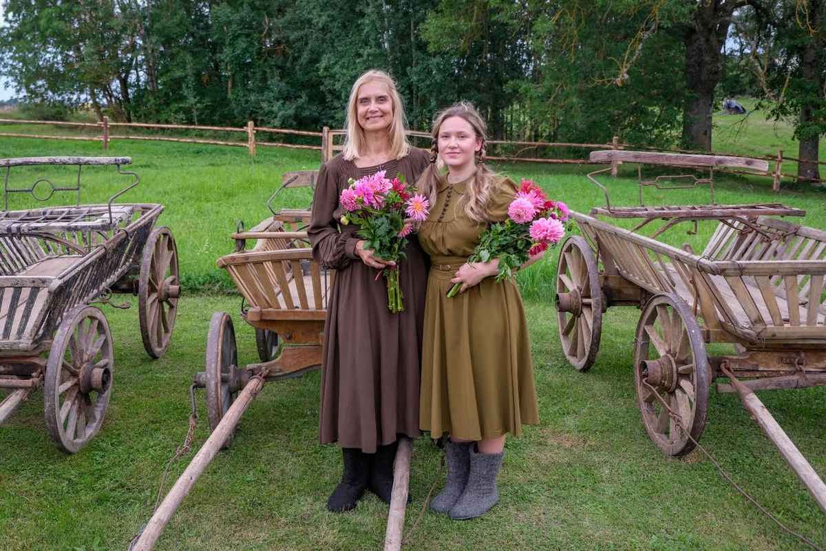 Aktorės Inga Juškevičiūtė ir Jurga Kalvaitytė su gėlių puokštėmis Kleboniškių muziejuje