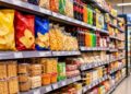 Prekybos centro lentynos su itin perdirbtais maisto gaminiais