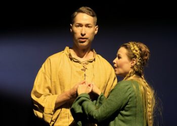 Scena iš įsivaizduojamos M. K. Čiurlionio operos „Jūratė“ – du atlikėjai scenos šviesoje