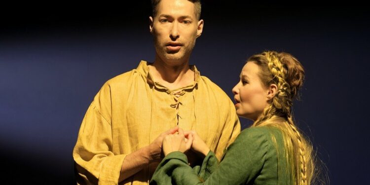 Scena iš įsivaizduojamos M. K. Čiurlionio operos „Jūratė“ – du atlikėjai scenos šviesoje
