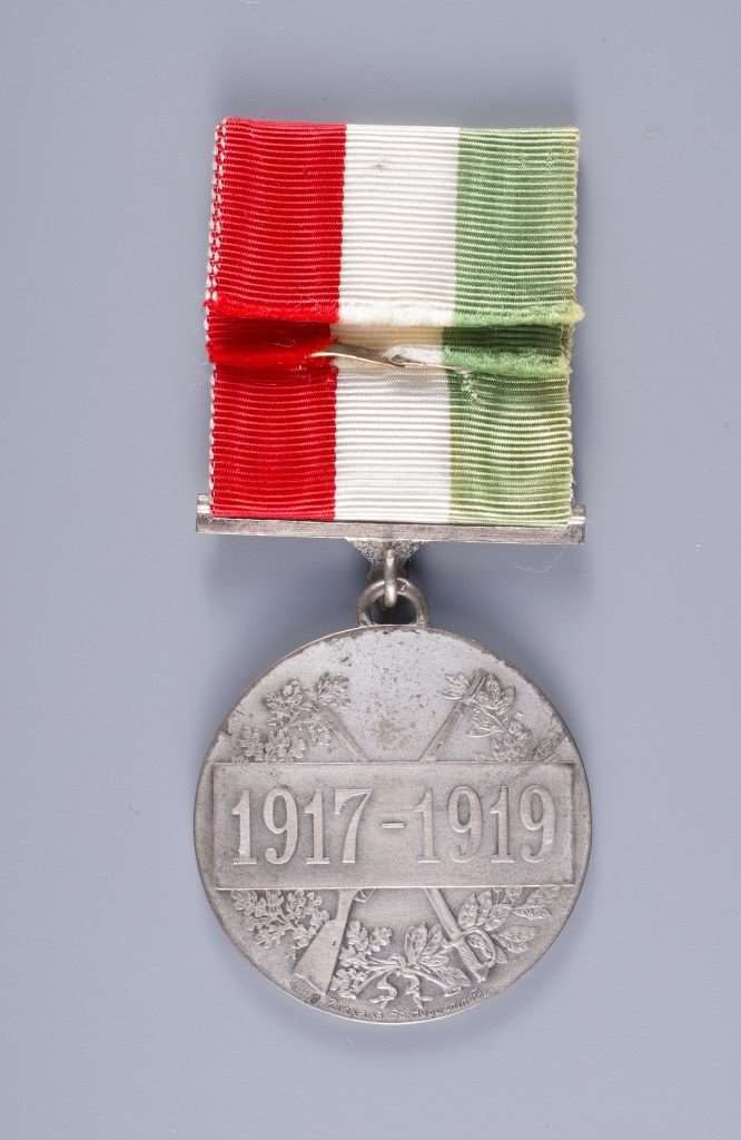 Kariuomenės pirmūnų medalio reversas su 1917–1919 metų įrašu