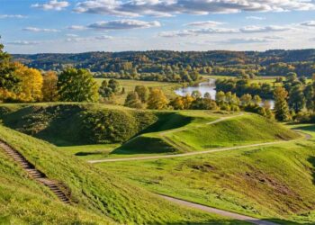 Kernavės archeologinės vietovės piliakalnių ir slėnio vaizdinė interpretacija