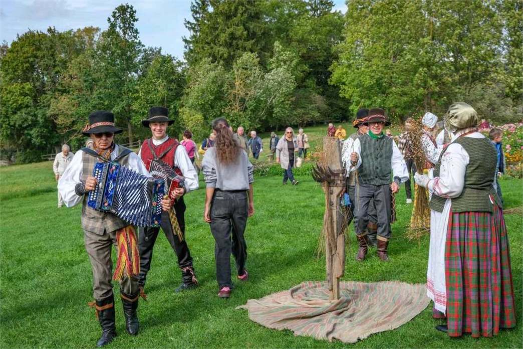 Folkloro ansamblio Raskila muzikantai ir linarovio dalyviai Kleboniškiuose
