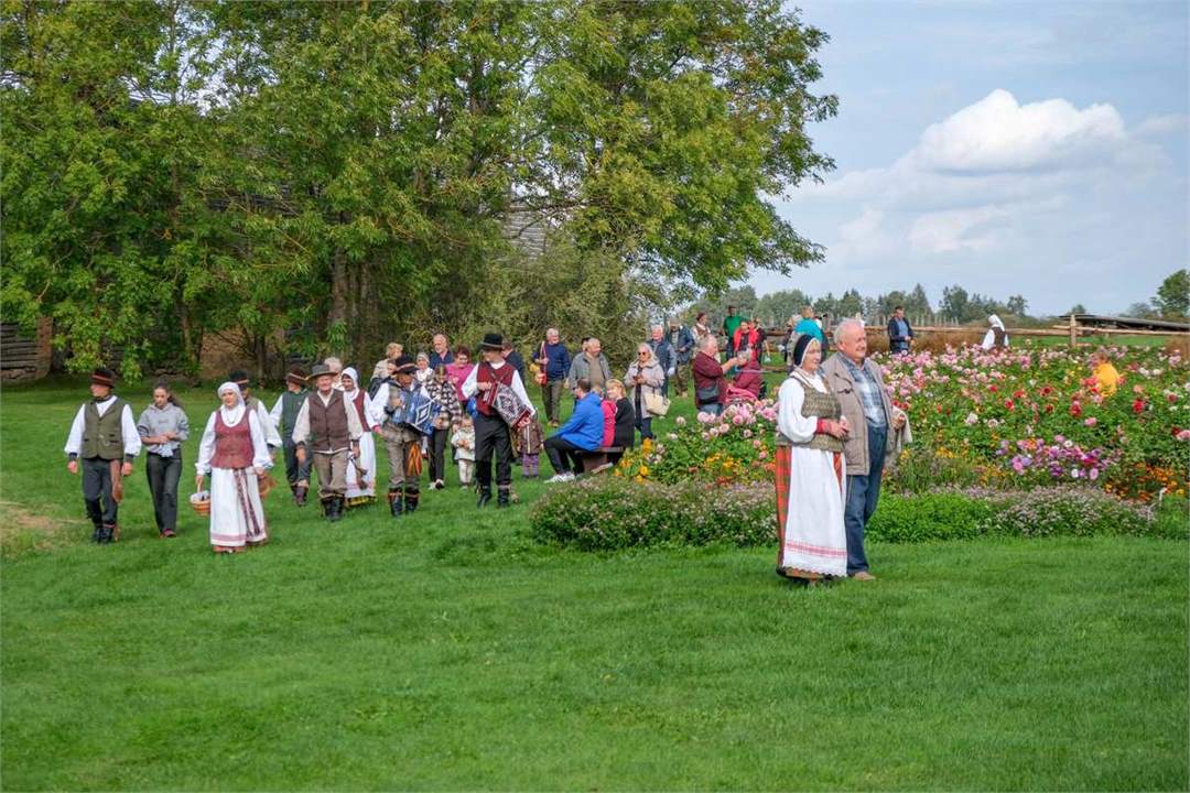 Linarovio dalyviai prie žydinčio jurginų lauko Kleboniškių kaimo muziejuje