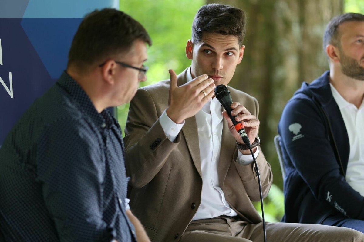 Diskusijos apie migraciją dalyvis kalba auditorijai