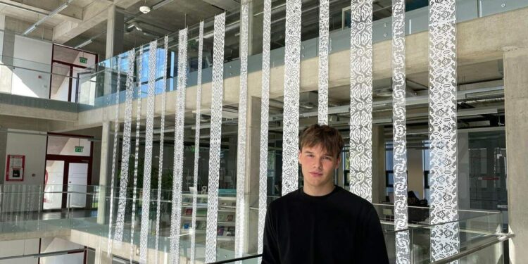Nojus Žusinas prie savo karpinių instaliacijos