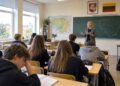 Mokytoja veda pamoką Lietuvos mokykloje