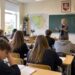 Mokytoja veda pamoką Lietuvos mokykloje