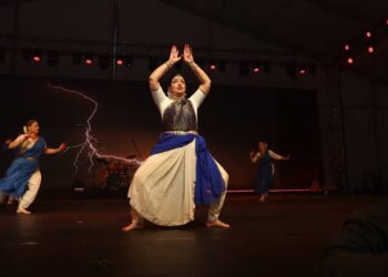 Rajyashree Ramesh šoka spektaklyje „Rasos – patyrimo lašai“ Indijoje