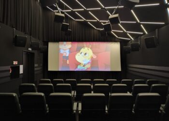 Kauno kino centro „Romuva“ salė su ekrane rodomu animaciniu filmu