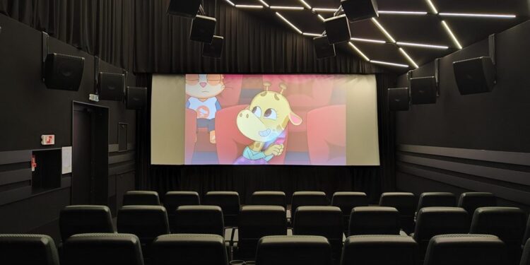 Kauno kino centro „Romuva“ salė su ekrane rodomu animaciniu filmu