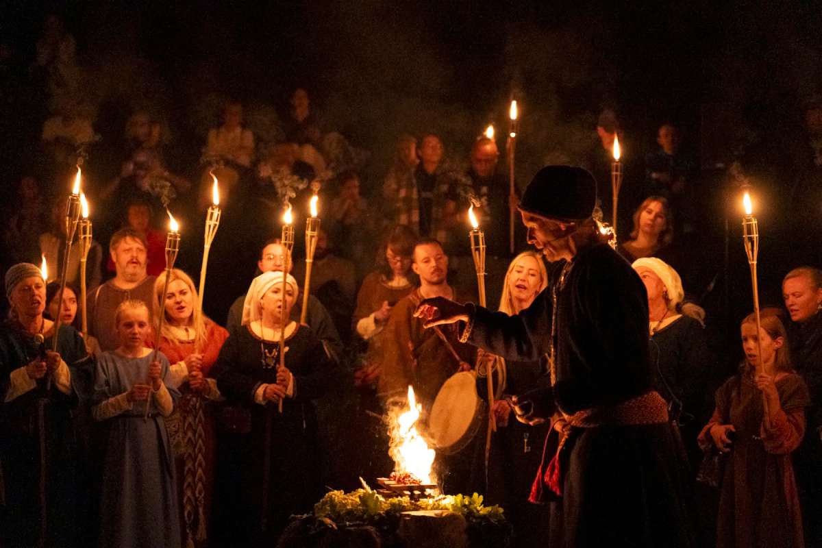 Rudens lygiadienio apeigų dalyviai su deglais prie apeiginės ugnies Kernavėje