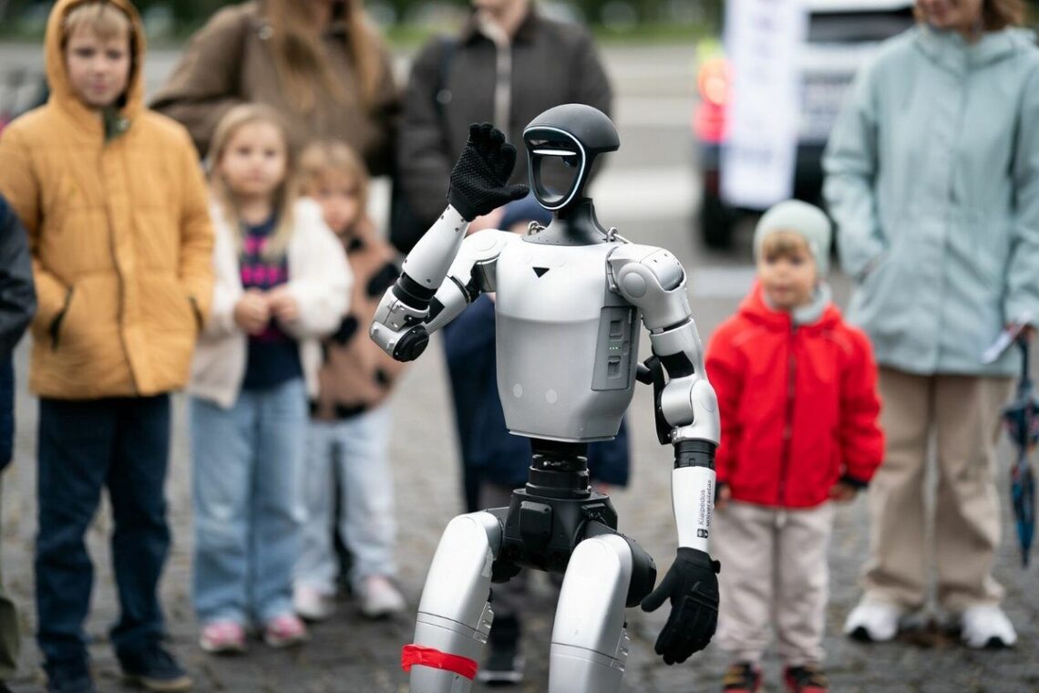 Robotas tarp „Europos tyrėjų nakties“ lankytojų Klaipėdos universitete