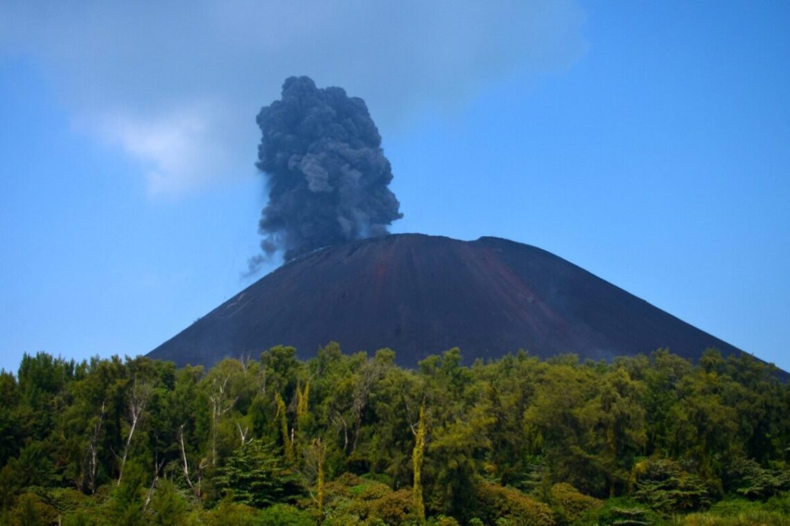 Išsiveržiantis Anak Krakatau ugnikalnis Indonezijoje