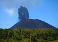 Išsiveržiantis Anak Krakatau ugnikalnis Indonezijoje