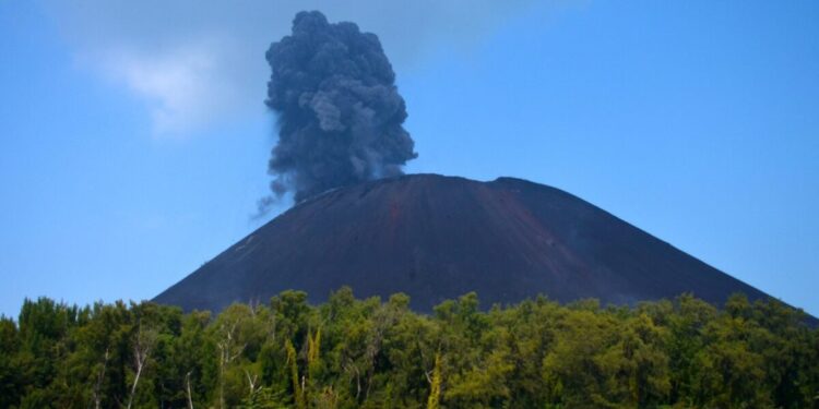Išsiveržiantis Anak Krakatau ugnikalnis Indonezijoje