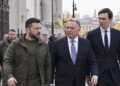 Volodymyras Zelenskis su JAV pasiuntiniais Stivu Vitkofu ir Džaredu Kušneriu Kijeve – iliustracija