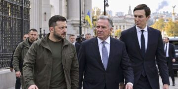 Volodymyras Zelenskis su JAV pasiuntiniais Stivu Vitkofu ir Džaredu Kušneriu Kijeve – iliustracija