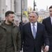 Volodymyras Zelenskis su JAV pasiuntiniais Stivu Vitkofu ir Džaredu Kušneriu Kijeve – iliustracija