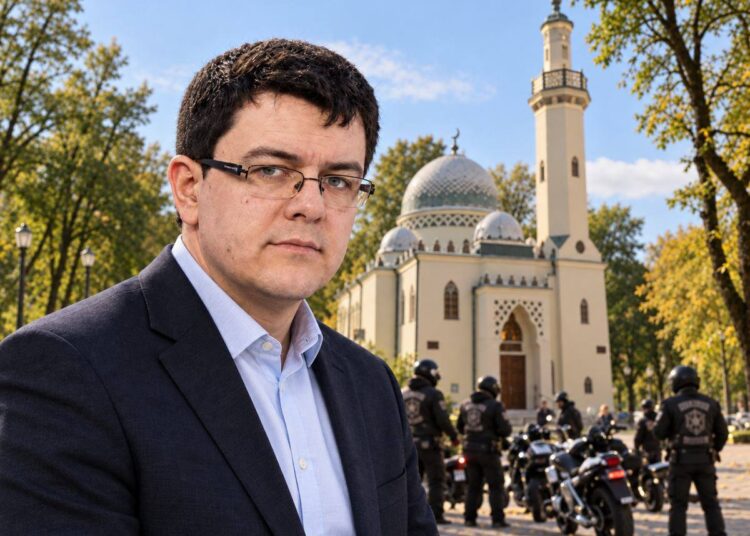 Vytautas Sinica pirmame plane, fone Kauno mečetė ir motociklininkai