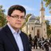Vytautas Sinica pirmame plane, fone Kauno mečetė ir motociklininkai