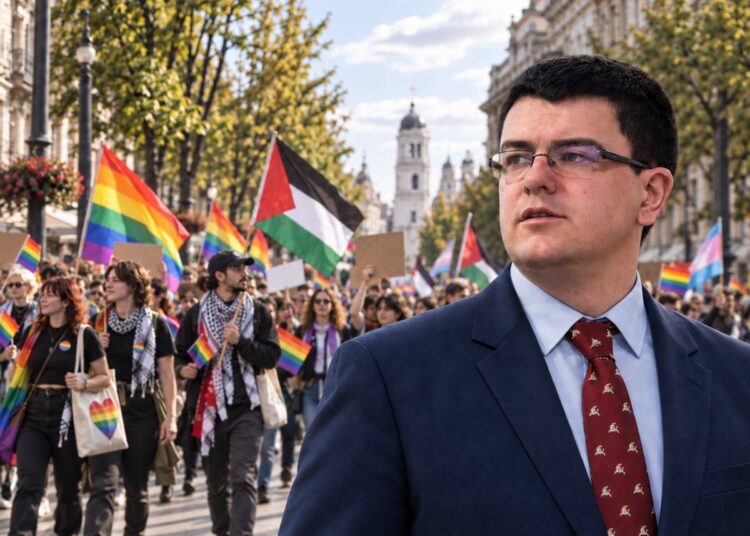 Vytautas Sinica pirmame plane, fone – eisenos dalyviai su LGBT ir Palestinos vėliavomis