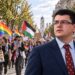 Vytautas Sinica pirmame plane, fone – eisenos dalyviai su LGBT ir Palestinos vėliavomis