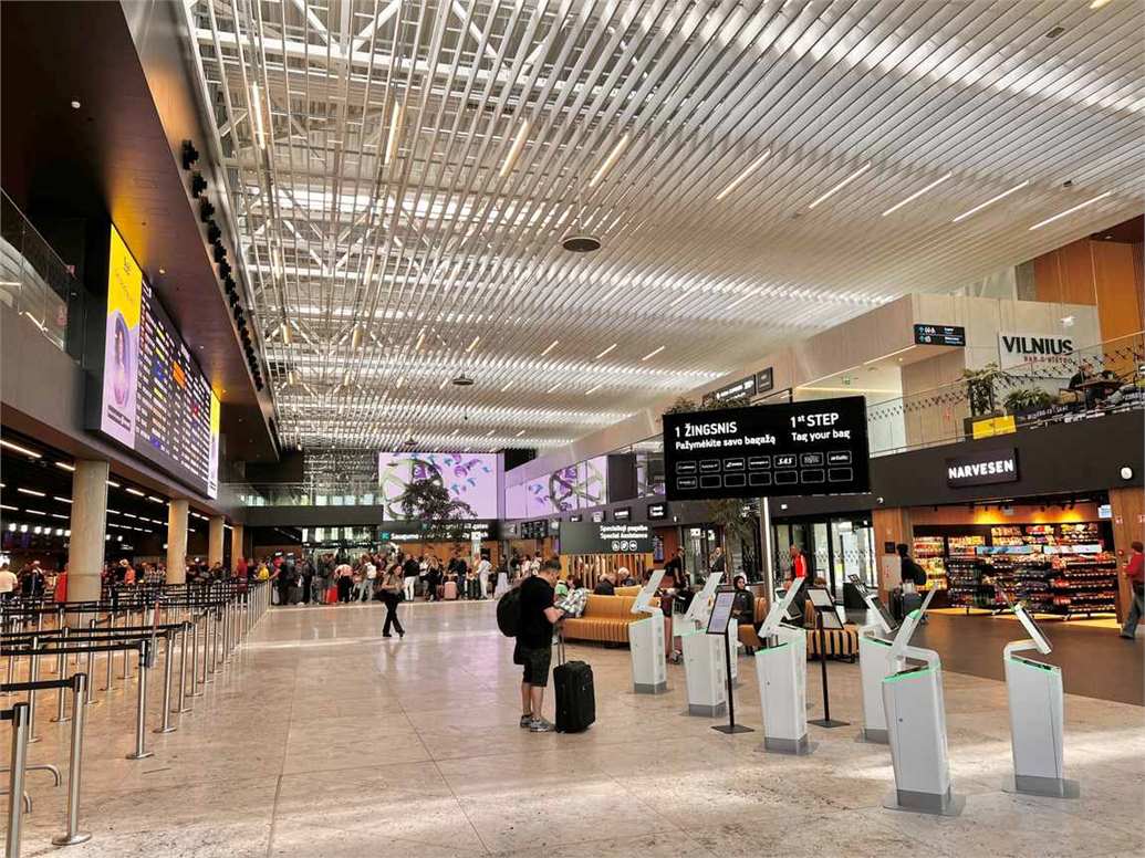 Keleiviai Vilniaus oro uosto išvykimo terminale