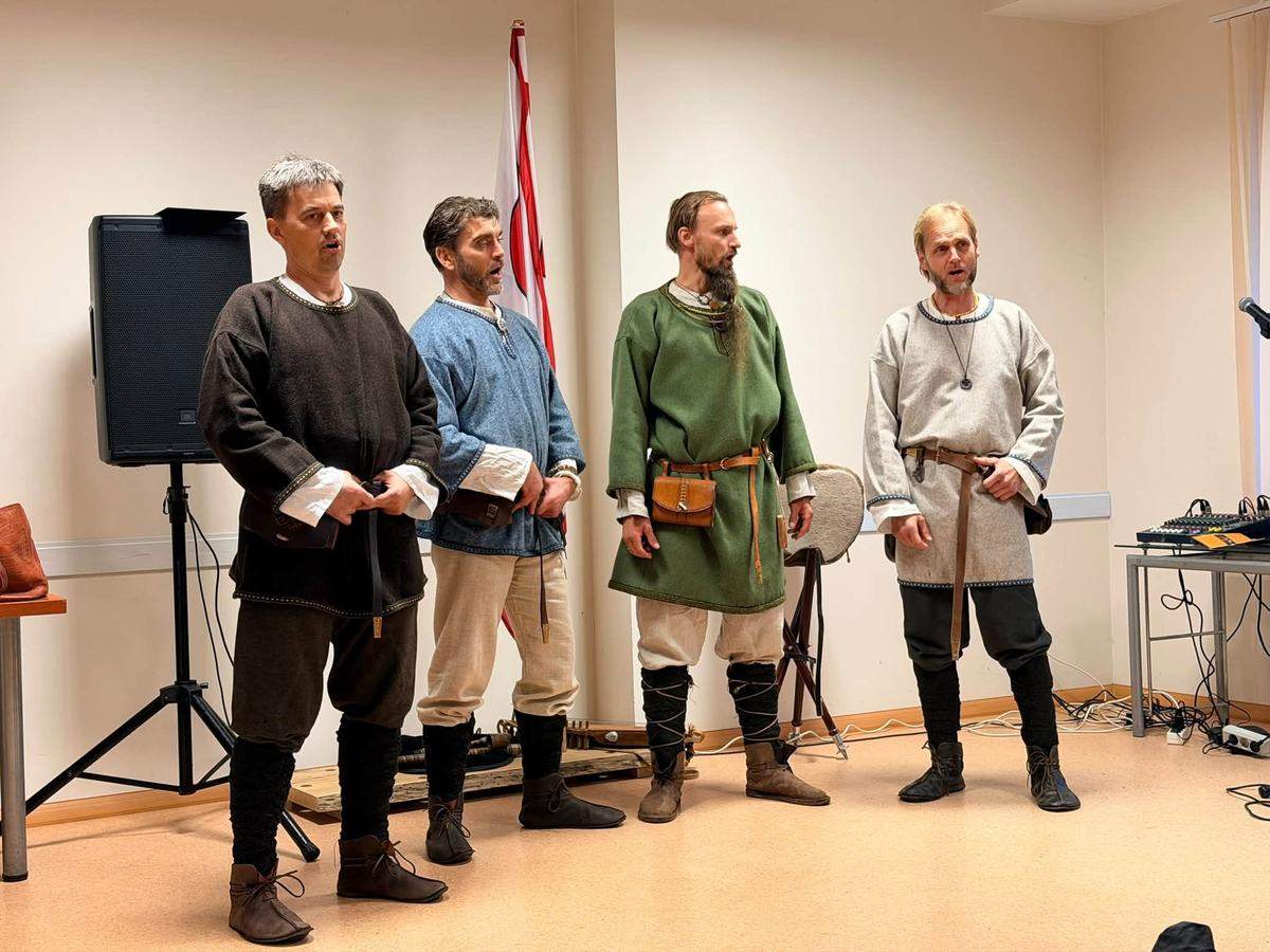 Keturi vyrai baltiško stiliaus drabužiais dainuoja Joniškio šventėje
