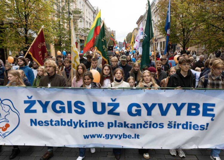 „Žygio už gyvybę 2026“ dalyviai Vilniuje neša renginio plakatą