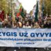 „Žygio už gyvybę 2026“ dalyviai Vilniuje neša renginio plakatą