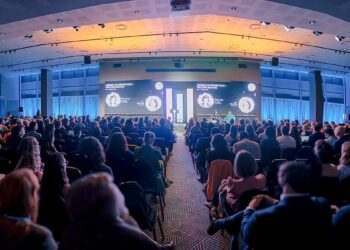 Vilniuje vykusios „#Disinfo2026“ konferencijos pilna dalyvių salė.