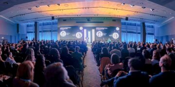 Vilniuje vykusios „#Disinfo2026“ konferencijos pilna dalyvių salė.