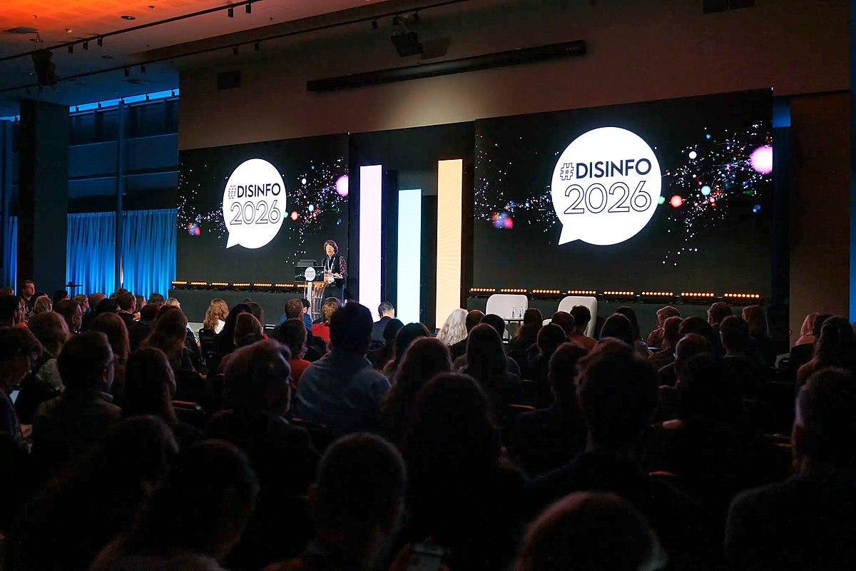 Pranešėja kalba konferencijos „#Disinfo2026“ dalyviams Vilniuje.