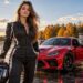 2026 m. spalio 9-osios horoskopas – jauna lenktynininkė prie raudono sportinio automobilio rudens aerodrome