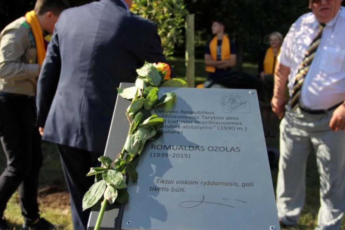 Šiauliuose atidaryta signatarų alėja. Romualdo Ozolo atminimo lenta