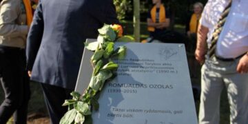 Šiauliuose atidaryta signatarų alėja. Romualdo Ozolo atminimo lenta